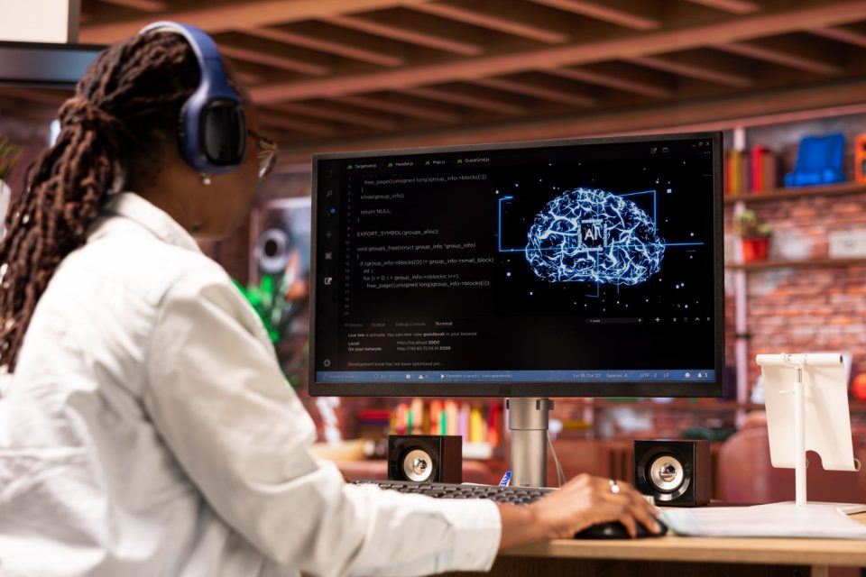 O chip implantado no cérebro converte sinais elétricos em áudio, permitindo a recomposição da voz sem a necessidade de digitação ou seleção visual de caracteres (Foto: Freepik)