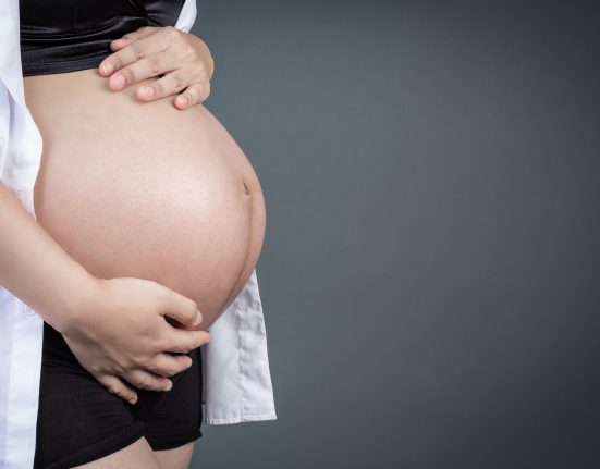 O estresse físico e psicológico induzido pelo encarceramento, somado à privação de vitaminas pré-natais e à dieta inadequada, cria um ambiente de alto risco para a gestação (Foto: Freepik)
