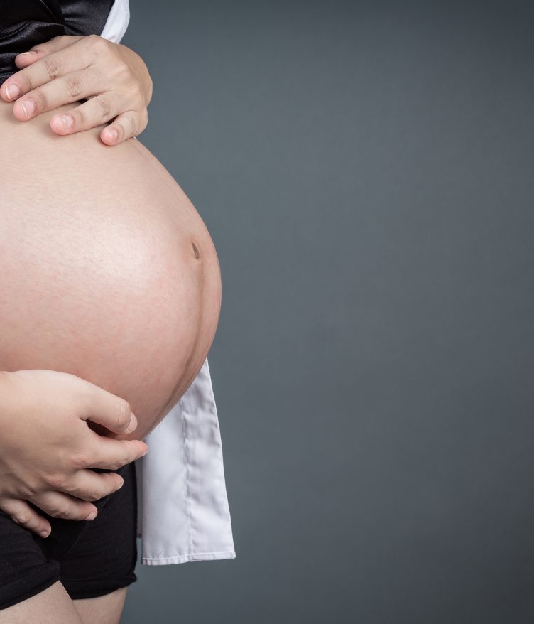 O estresse físico e psicológico induzido pelo encarceramento, somado à privação de vitaminas pré-natais e à dieta inadequada, cria um ambiente de alto risco para a gestação (Foto: Freepik)