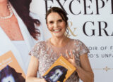 Claudia Bueno exibe seu livro em noite de autógrafos (Fotos: Bruno Oliveira, Karine Rocha e Rodrigo)
