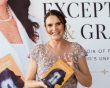 Claudia Bueno exibe seu livro em noite de autógrafos (Fotos: Bruno Oliveira, Karine Rocha e Rodrigo)