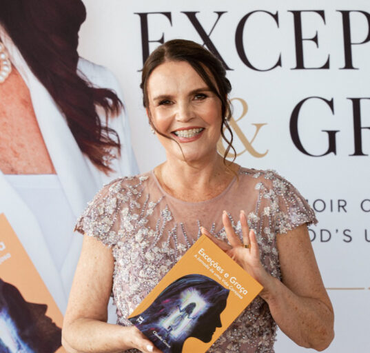 Claudia Bueno exibe seu livro em noite de autógrafos (Fotos: Bruno Oliveira, Karine Rocha e Rodrigo)