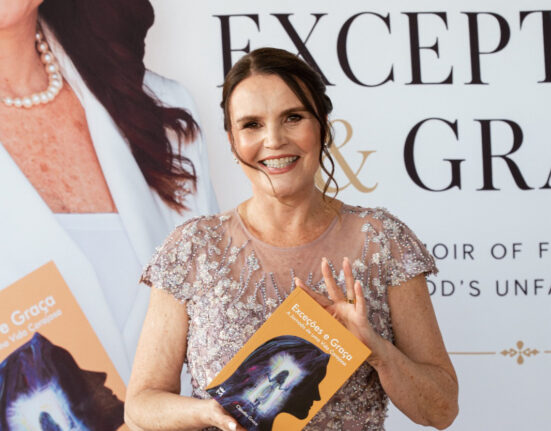 Claudia Bueno exibe seu livro em noite de autógrafos (Fotos: Bruno Oliveira, Karine Rocha e Rodrigo)