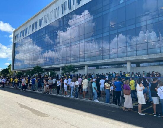 Eleitores enfrentaram longas filas no Miami Dade College, em Kendall, durante a votação deste domingo. (Foto: AcheiUSA)