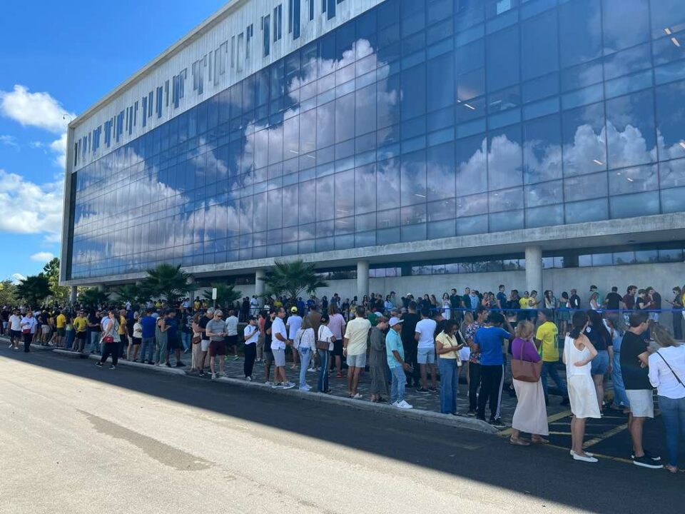 Eleitores enfrentaram longas filas no Miami Dade College, em Kendall, durante a votação deste domingo. (Foto: AcheiUSA)