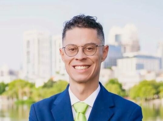 Felipe participou da articulação de serviços de assistência às vítimas e familiares do massacre da boate Pulse, ocorrido em junho de 2016 na cidade de Orlando (Foto: Redes sociais)