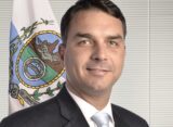 Na carta, Flávio agradeceu aos presidentes Donald Trump, dos Estados Unidos, e Javier Milei, da Argentina, pelo apoio recebido durante sua saída do Brasil. (Foto: Wikimedia/Agência Senado)