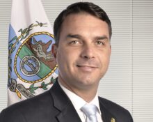 Na carta, Flávio agradeceu aos presidentes Donald Trump, dos Estados Unidos, e Javier Milei, da Argentina, pelo apoio recebido durante sua saída do Brasil. (Foto: Wikimedia/Agência Senado)