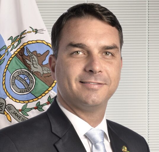 Em Nova York, Flávio Bolsonaro registrou 47,36% dos votos, contra 46,20% de Lula, enquanto em Los Angeles, Lula superou Flávio Bolsonaro por 47,44% a 44,39% (Foto: Wikimedia/Agência Senado)