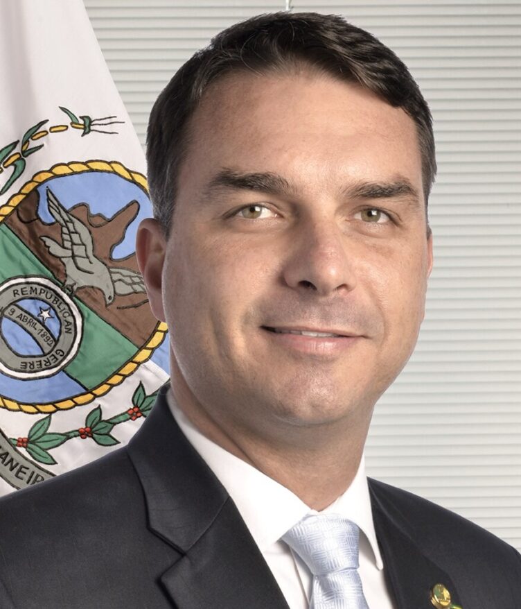 Na carta, Flávio agradeceu aos presidentes Donald Trump, dos Estados Unidos, e Javier Milei, da Argentina, pelo apoio recebido durante sua saída do Brasil. (Foto: Wikimedia/Agência Senado)