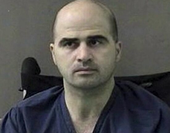 Hasan permanece sob custódia na penitenciária militar de Fort Leavenworth, enquanto aguarda o cumprimento da sentença (Foto: Reprodução Youtube)