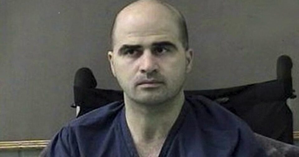 Hasan permanece sob custódia na penitenciária militar de Fort Leavenworth, enquanto aguarda o cumprimento da sentença (Foto: Reprodução Youtube)