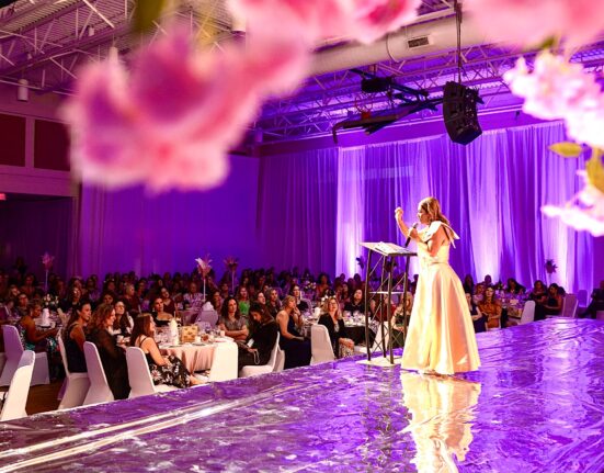 Alice Ladeia discursa para as mais de 300 mulheres que paticiparam do Chá das Mulheres de 2024 (Foto: Divulgação)