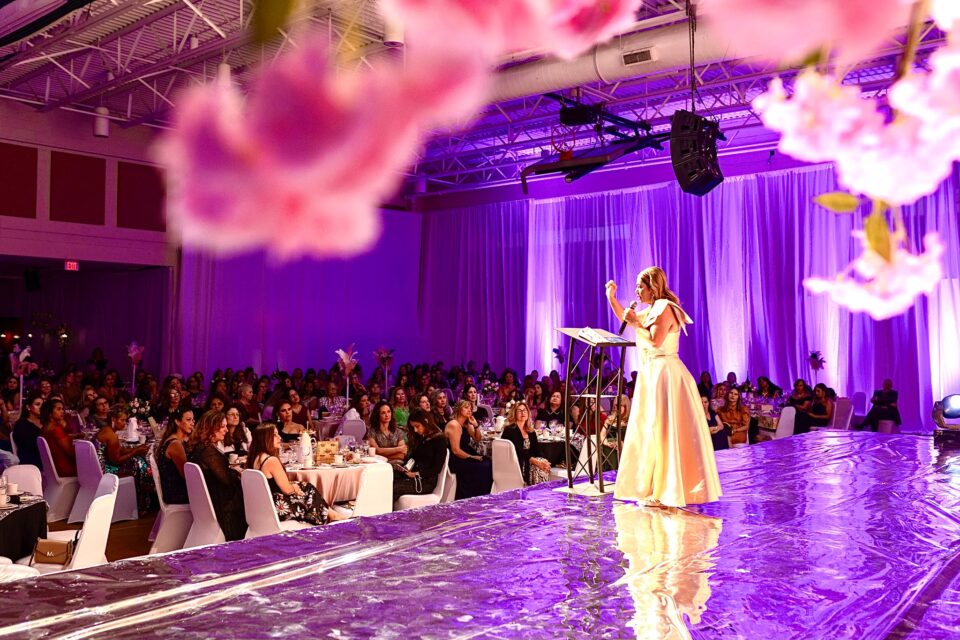 Alice Ladeia discursa para as mais de 300 mulheres que paticiparam do Chá das Mulheres de 2024 (Foto: Divulgação)