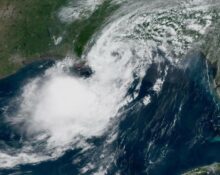 A previsão indica acumulados de chuva com volumes isolados de até 10 polegadas, equivalentes a aproximadamente 250 milímetros. A precipitação poderá provocar inundações, transbordamento de cursos d'água e bloqueios de estradas (Foto: Reprodução NOAA)