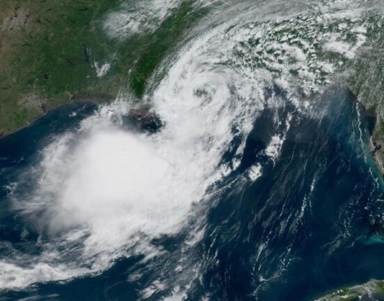 A previsão indica acumulados de chuva com volumes isolados de até 10 polegadas, equivalentes a aproximadamente 250 milímetros. A precipitação poderá provocar inundações, transbordamento de cursos d'água e bloqueios de estradas (Foto: Reprodução NOAA)