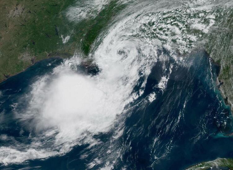 A previsão indica acumulados de chuva com volumes isolados de até 10 polegadas, equivalentes a aproximadamente 250 milímetros. A precipitação poderá provocar inundações, transbordamento de cursos d'água e bloqueios de estradas (Foto: Reprodução NOAA)