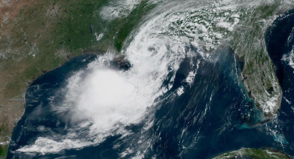 A previsão indica acumulados de chuva com volumes isolados de até 10 polegadas, equivalentes a aproximadamente 250 milímetros. A precipitação poderá provocar inundações, transbordamento de cursos d'água e bloqueios de estradas (Foto: Reprodução NOAA)