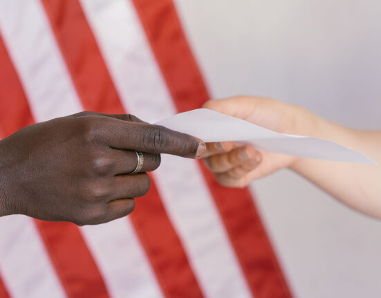 A procura por vistos para morar nos Estados Unidos cresce entre brasileiros, mas muitos interessados não atendem aos requisitos exigidos para imigrar legalmente. (Foto: Mikhail Nilov/Pexels)
