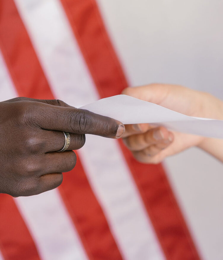 A procura por vistos para morar nos Estados Unidos cresce entre brasileiros, mas muitos interessados não atendem aos requisitos exigidos para imigrar legalmente. (Foto: Mikhail Nilov/Pexels)
