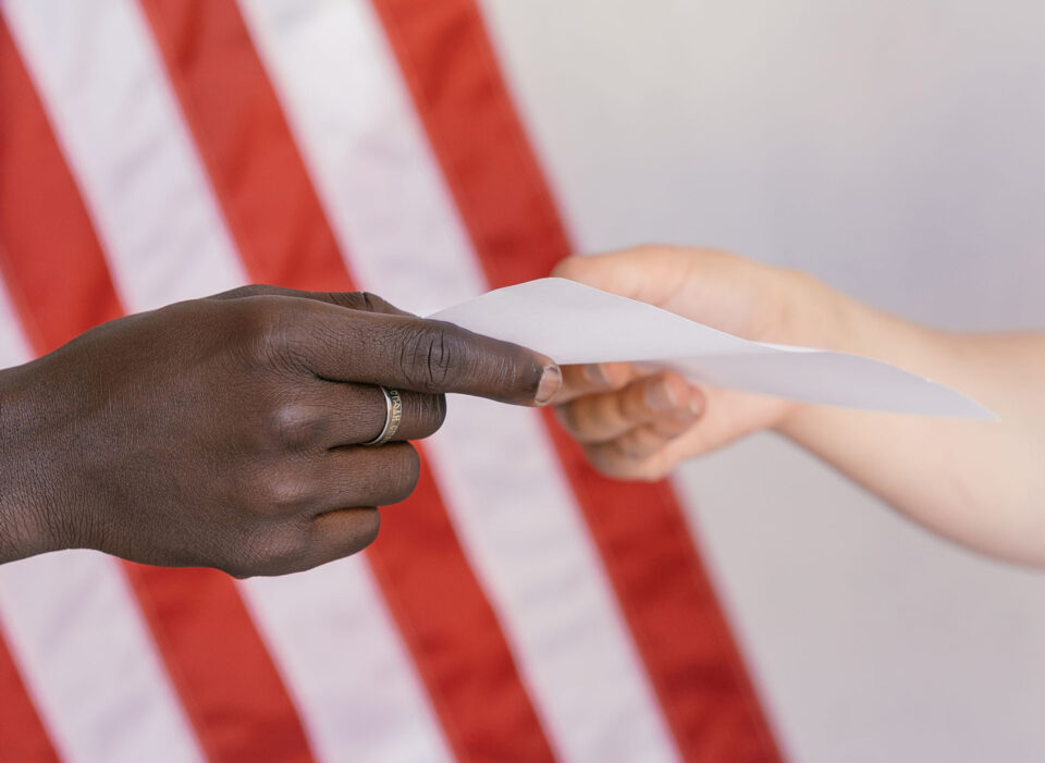 A procura por vistos para morar nos Estados Unidos cresce entre brasileiros, mas muitos interessados não atendem aos requisitos exigidos para imigrar legalmente. (Foto: Mikhail Nilov/Pexels)
